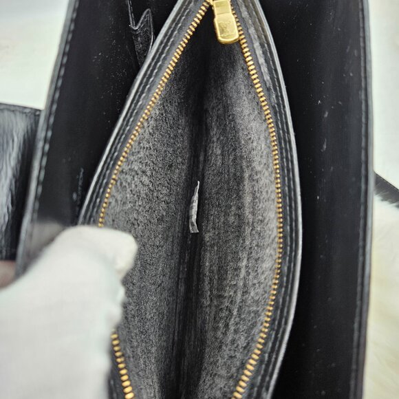 Louis Vuitton  Epi Capucines Shoulder Bag - Picture 11 of 17